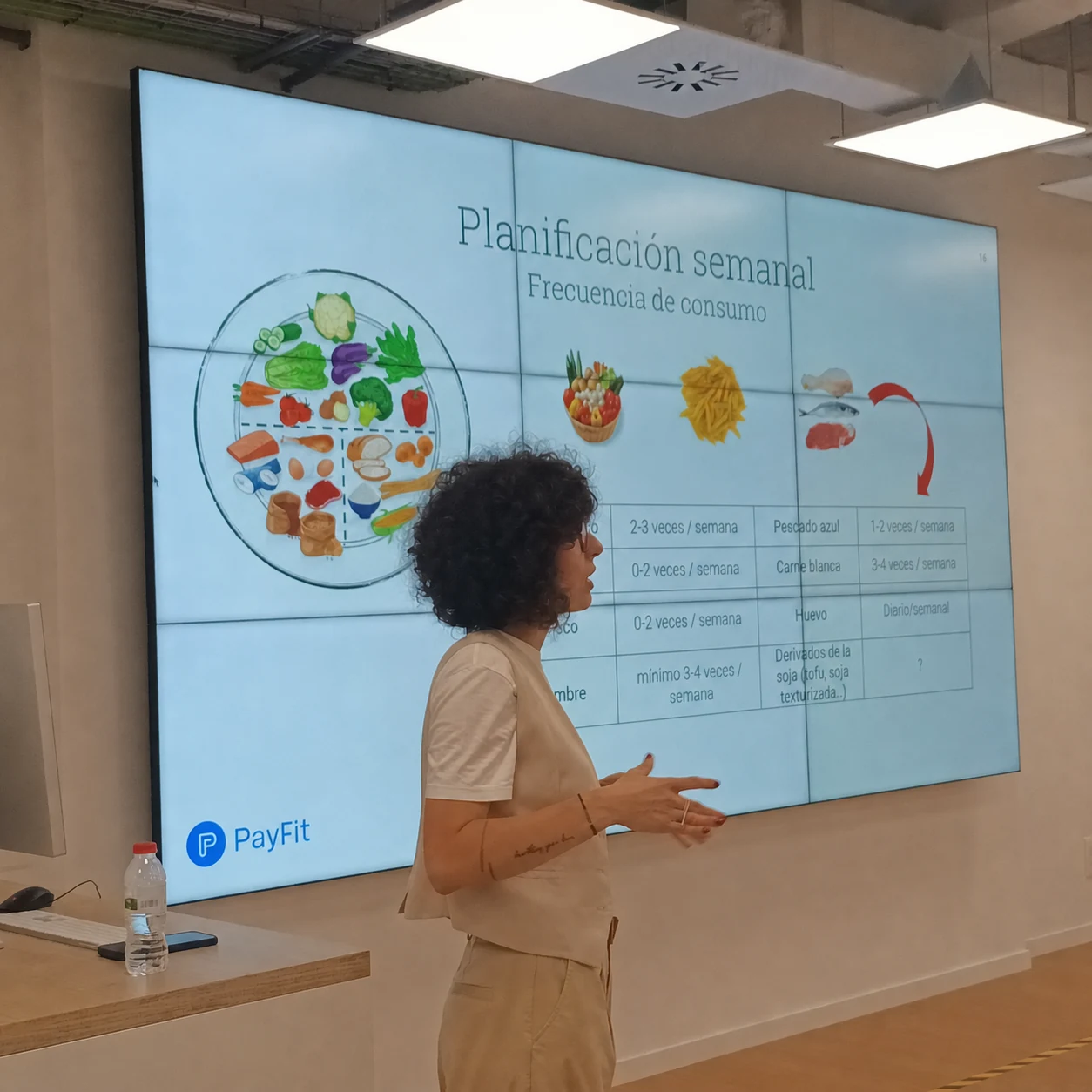 Jessica Hierro impartiendo formación sobre planificación semanal y hábitos alimentarios