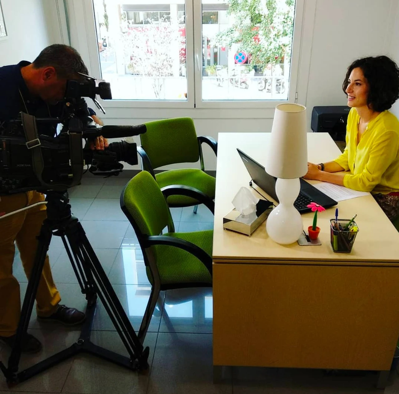 Jessica Hierro durante una entrevista para medios de comunicación en consulta